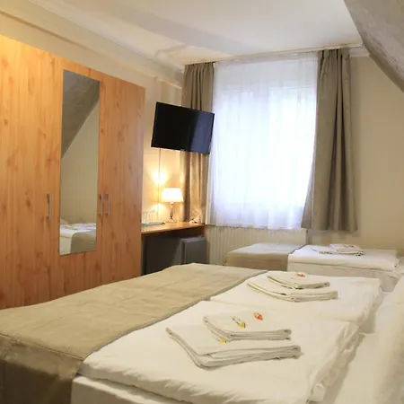 Alojamento de Acomodação e Pequeno-almoço Zenit Panzió 3*