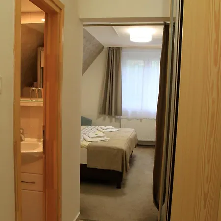 Alojamento de Acomodação e Pequeno-almoço Zenit Panzió Miskolc