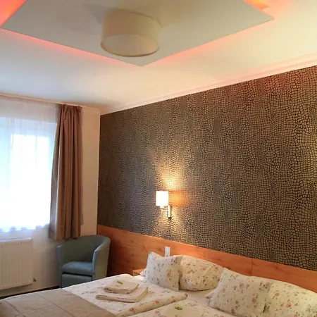 Zenit Panzió Alojamento de Acomodação e Pequeno-almoço Miskolc